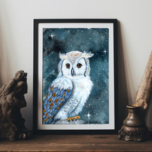 Lade das Bild in den Galerie-Viewer, Fine Art Print einer winterlichen Eule in Aquarell, mit einem sternenklaren Nachthimmel im Hintergrund, gedruckt auf hochwertigem Hahnemühle Luster Papier
