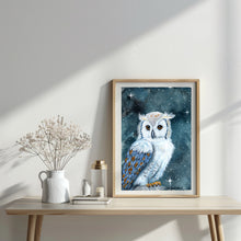Lade das Bild in den Galerie-Viewer, Fine Art Print einer winterlichen Eule in Aquarell, mit einem sternenklaren Nachthimmel im Hintergrund, gedruckt auf hochwertigem Hahnemühle Luster Papier