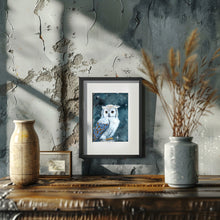 Lade das Bild in den Galerie-Viewer, Fine Art Print einer winterlichen Eule in Aquarell, mit einem sternenklaren Nachthimmel im Hintergrund, gedruckt auf hochwertigem Hahnemühle Luster Papier