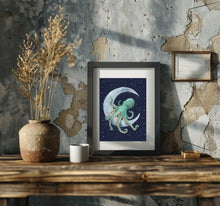 Lade das Bild in den Galerie-Viewer, Kunstdruck Oktopus auf Mond
