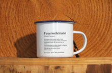 Lade das Bild in den Galerie-Viewer, Personalisierter Emaille-Becher &quot;DEFINITION FEUERWEHRMANN / FEUERWEHRFRAU&quot;, Tasse, Geschenk
